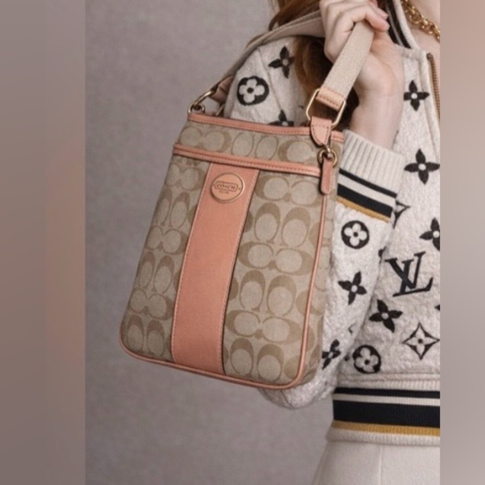 Coach | LIKE NEW! Vintage Crossbody Bag  | Collectible - Picture 3 of 10